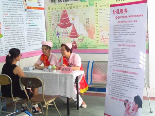 护士志愿者在为妈妈做母乳喂养咨询宣教