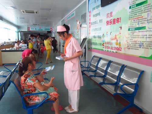 护士志愿者在发放母乳喂养宣传小册子